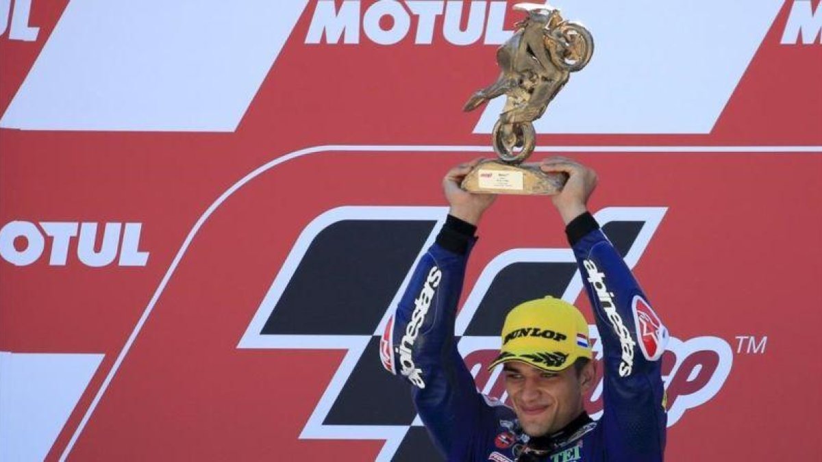 El español Jorge Martin (Honda) levanta el trofeo de ganador del GP de Holanda de Moto3.-AP / PETER DEJONG