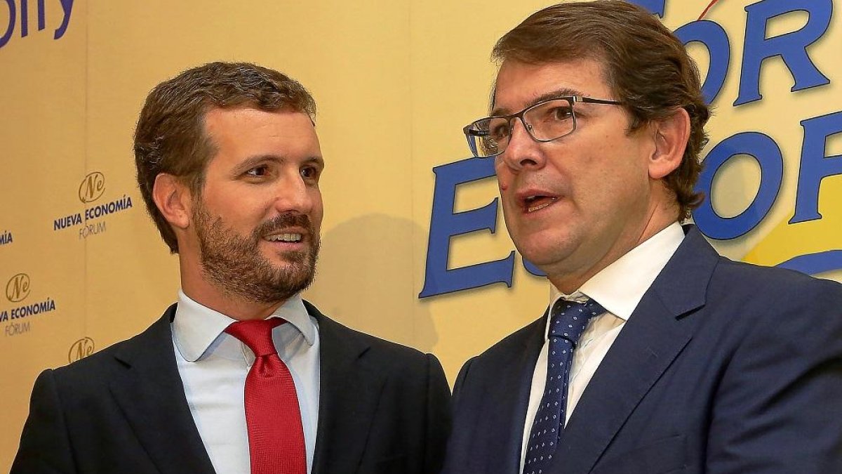 Pablo Casado y Alfonso Fernández Mañueco dialogan en un momento del desayuno en el Fórum Europa.-RAQUEL P. VIECO