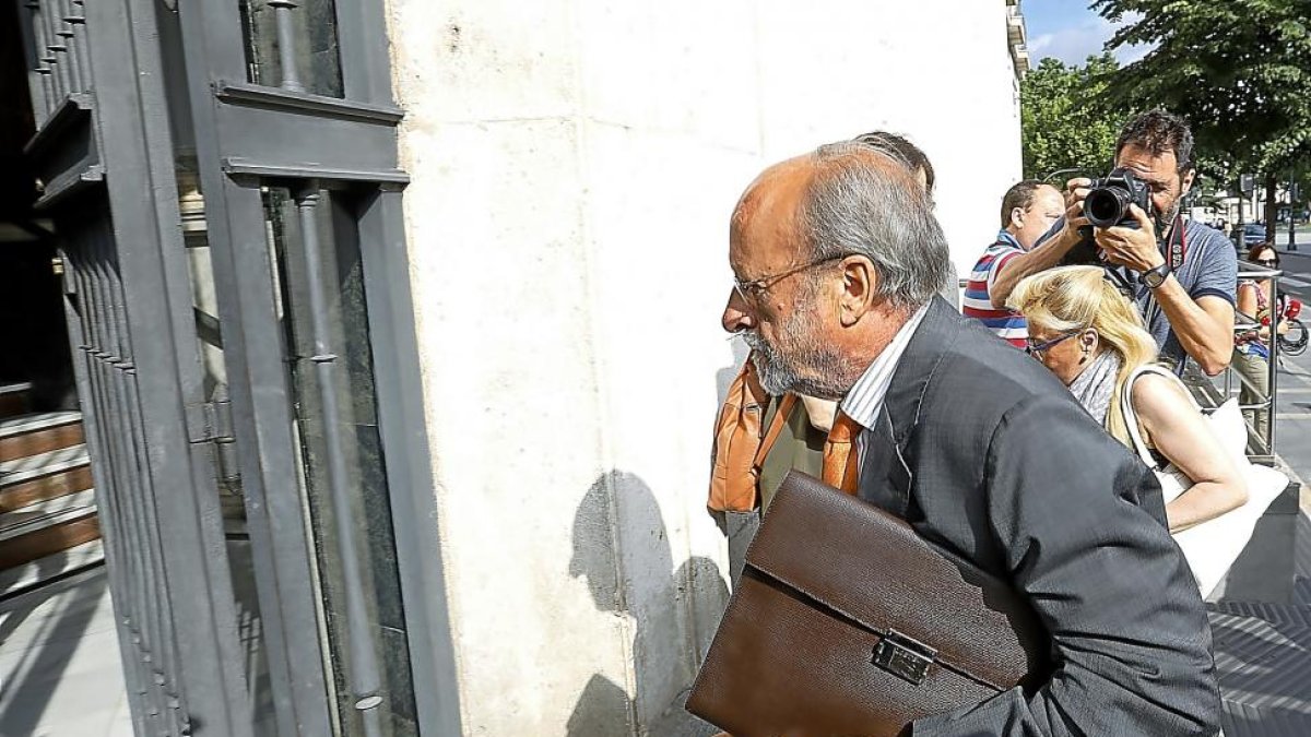 Javier León de la Riva entrando en la Audiencia Provincial-Juan Miguel Lostau