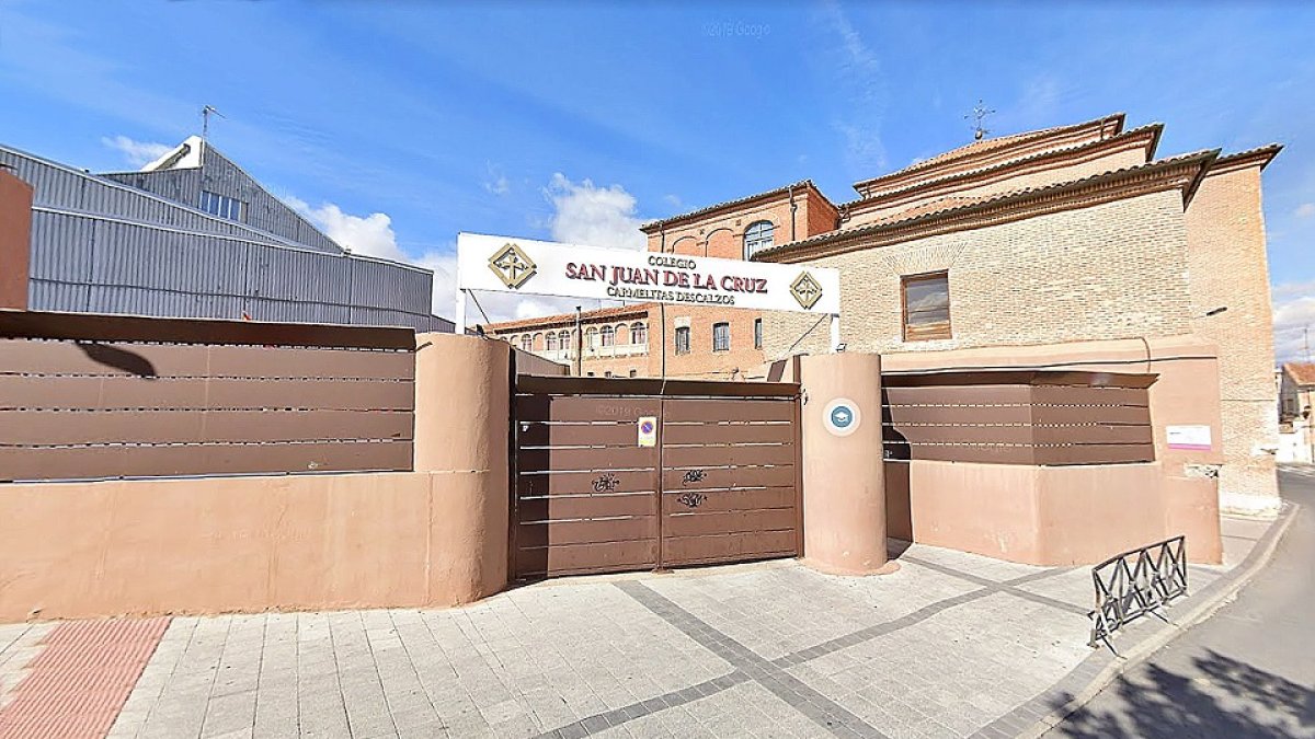 Fachada del colegio San Juan de la Cruz de los Carmelitas Descalzos, en la calle Rey de Medina del Campo. GSW