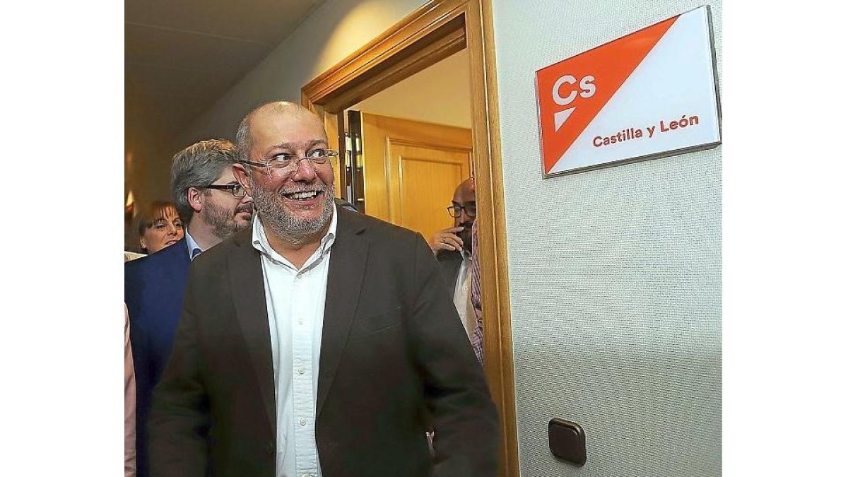 Francisco Igea sale de la sede de Cs seguido de Hervías, este lunes cuando se le presentó como candidato.-ICAL