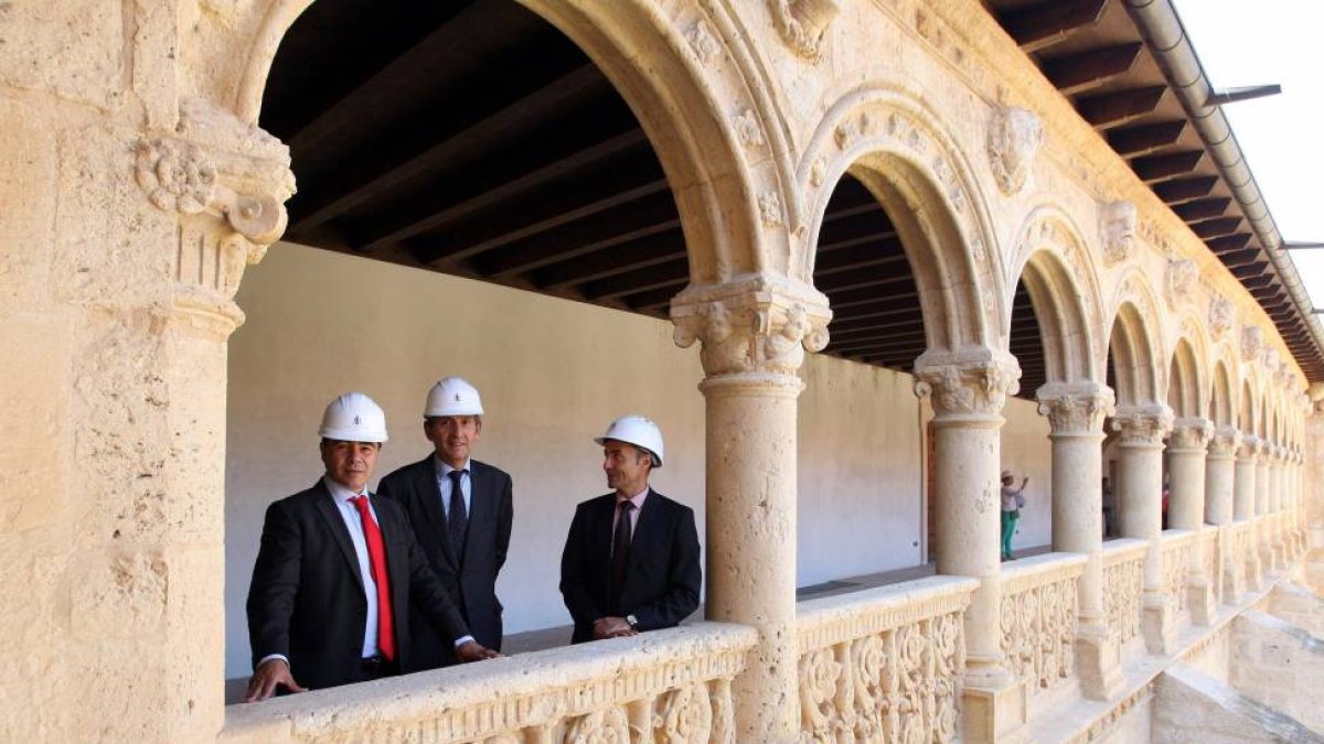 Roberto García, presidente de Castilla Termal, y Sebastián Arias y Javier Cid, de Alentia, en el claustro del monasterio-Ical
