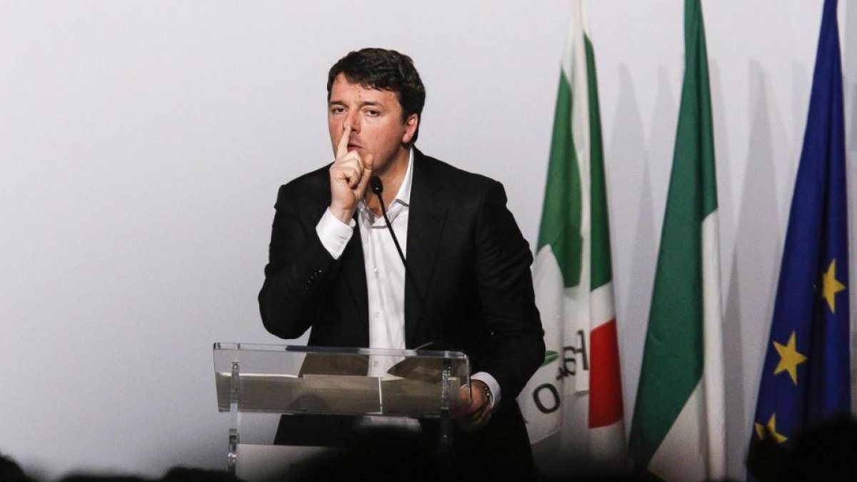 Renzi, durante su intervención en el congreso de su partido.-GIUSEPPE LAMI / AP