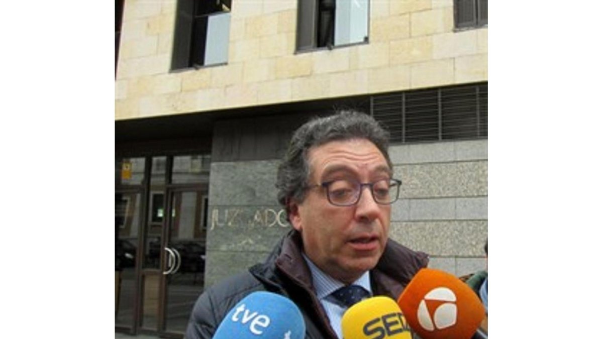 El abogado de la madre de la víctima declara a la salida del juzgado.-EUROPA PRESSS