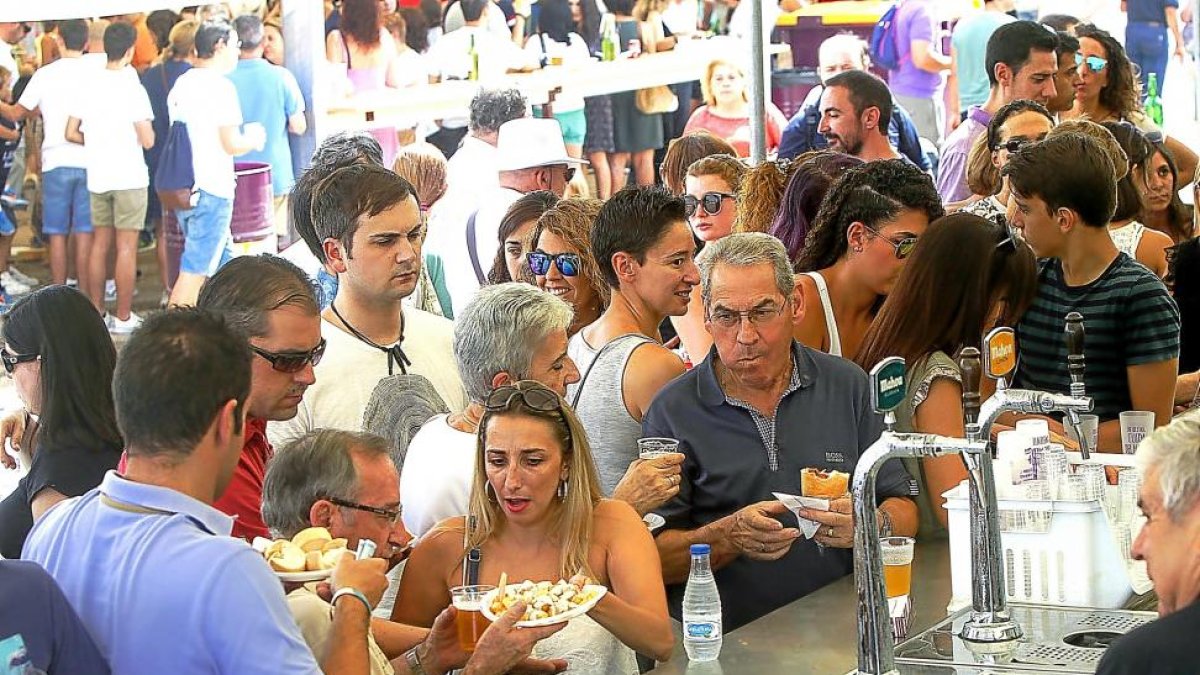Multitud de vallisoletanos y visitantes acudieron ayer a las Casetas Regionales.-J. M. LOSTAU