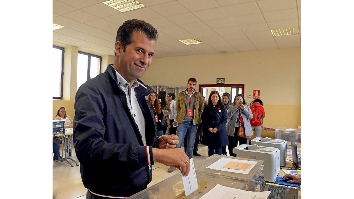 Luis Tudanca, introduciendo su voto en la urna del colegio electoral en el que votó en Burgos-Ical