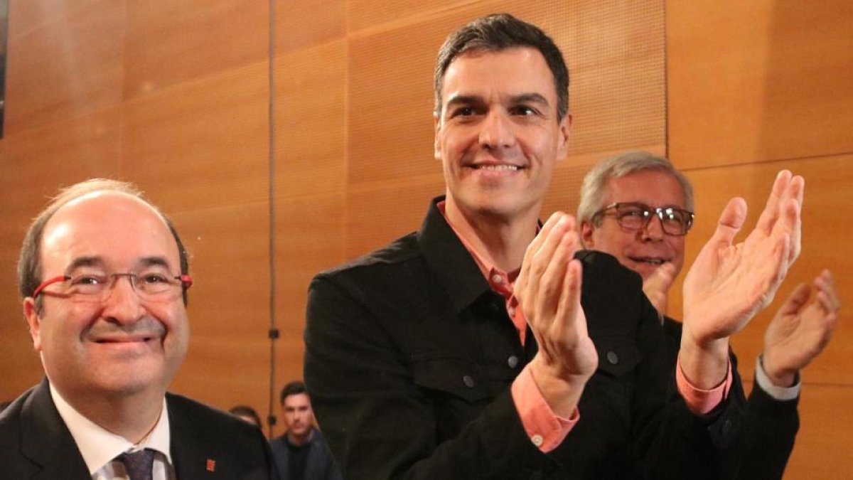 El secretario general del PSOE, Pedro Sánchez,con Iceta en uel acto de campaña en Tarragona.-ATLAS