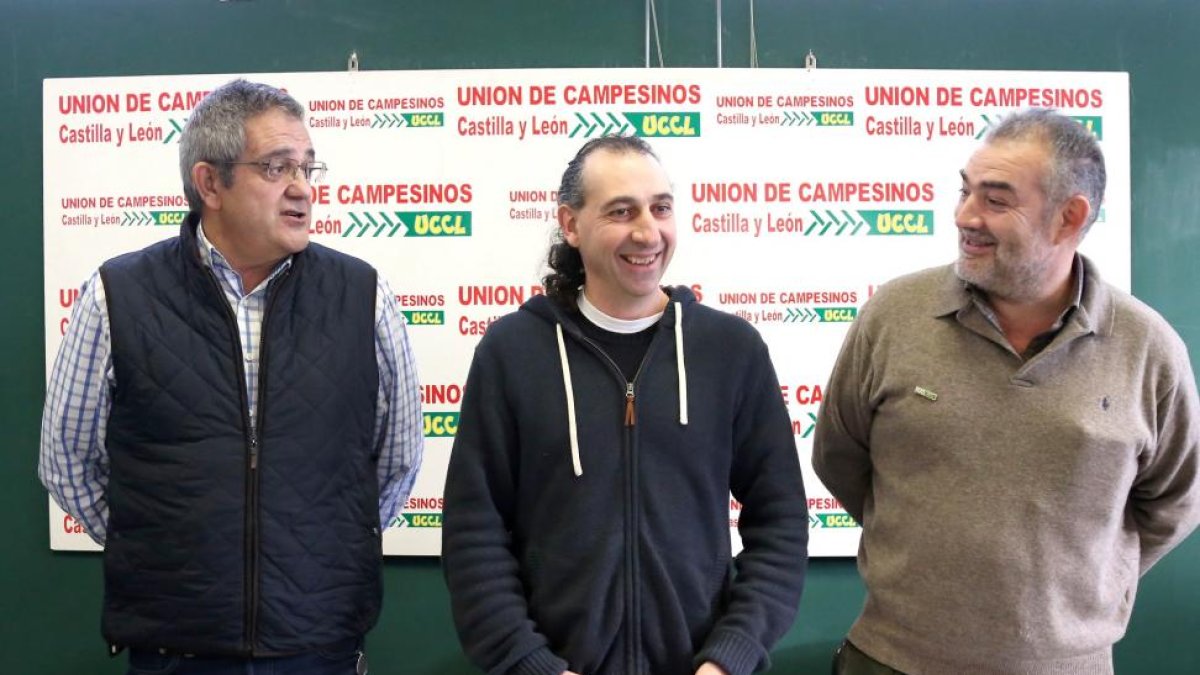 El coordinador de UCCL, Jesús Manuel Palacín, acompañado por el presidente de UCCL en Valladolid, Ignacio Arias (I),y el coordinador provincial, Valentín García (D), hacen balance del año para el sector agrario y ganadero en Castilla y León.-Ical