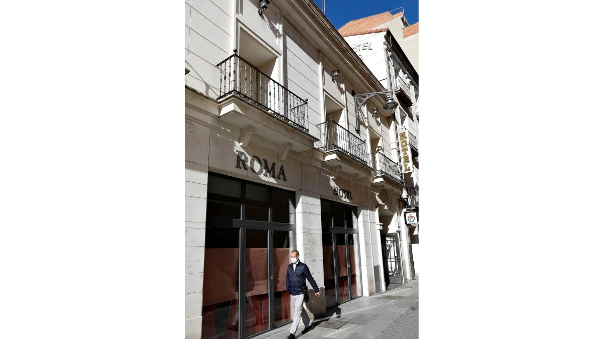 Puerta de acceso al hotel Roma, en la calle Héroes de Alcántara. | J.M. LOSTAU