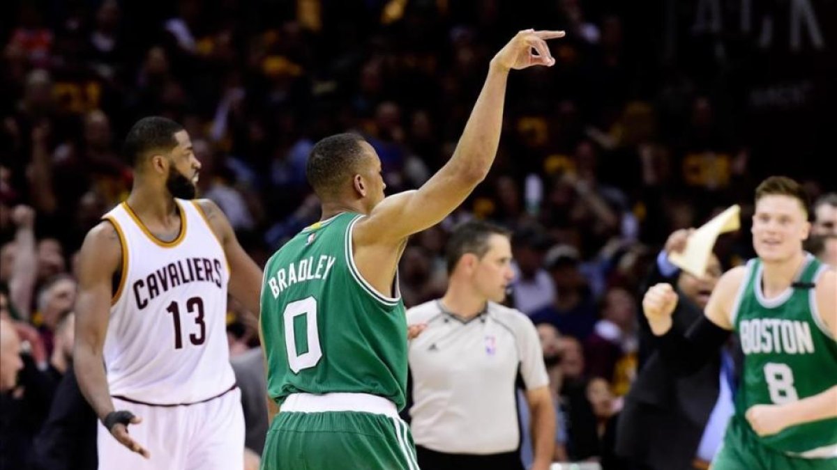 Avery Bradley anota el triple de la victoria para los Celtics ante Cleveland.-GETTY IMAGES
