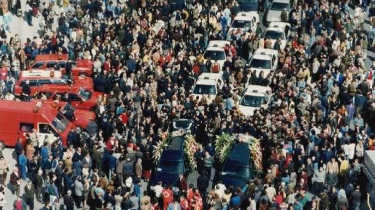 Un suceso que sacudió a toda la ciudad. En octubre de 1996 se produjo el incendio en la discoteca Siete Siete de Valladolid que causó cuatro muertes. Este domingo 23 los bomberos de Valladolid organizan una carrera que lleva por nombre el apellido de sus dos compañeros fallecidos aquella madrugada: Vidal-Matarranz.