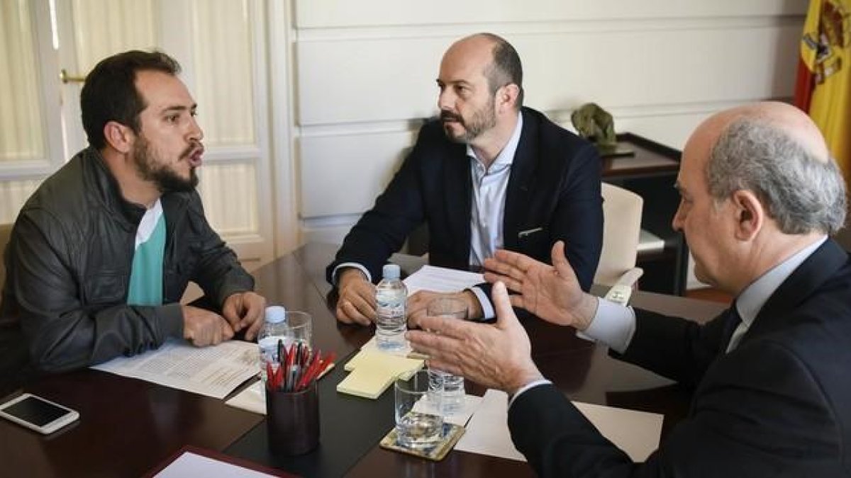 El Langui, con el consejero de Transportes de Madrid, Pedro Rollán,  y el viceconsejero Jesús Valverde, en la reunión que han mantenido para crear una regulacion que garantice el derecho al acceso de sillas de ruedas motorizadas a los autobuses.-EFE / FERNANDO VILLAR