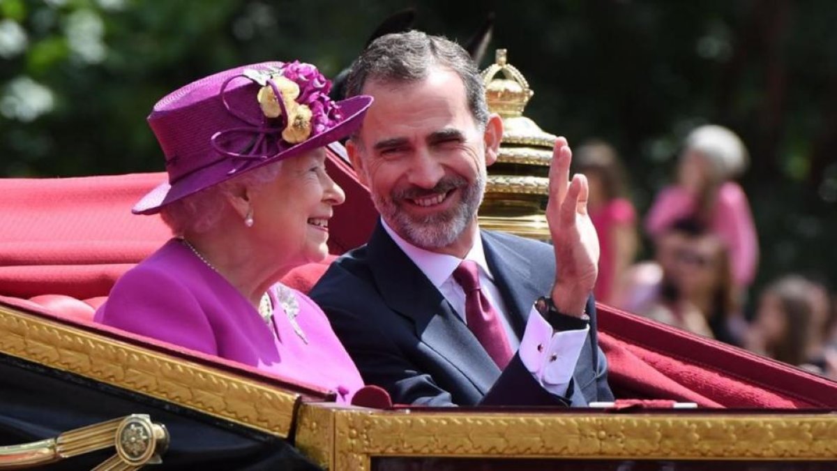 El Rey Felipe VI y la Reina Isabel II en un carruaje durante la ceremonia de bienvenida por el centro de Londres-AFP / CHRIS J RATCLIFFE