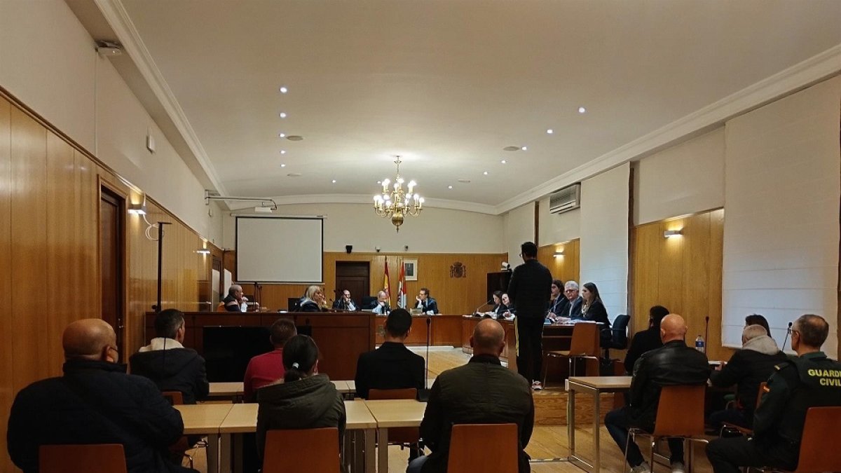 Los nueve condenados, de espaldas, durante la primera sesión del juicio de la operación 'Virgin VA' celebrada en la Audiencia de Valladolid. EP