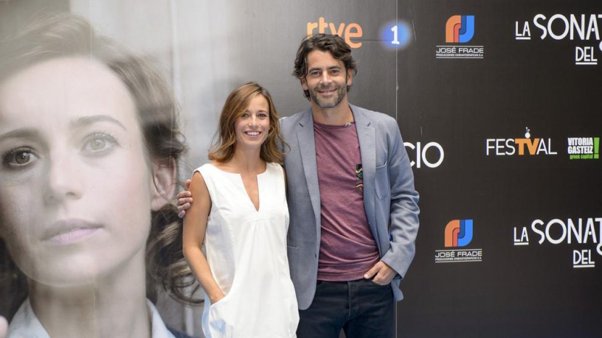 Marta Etura y Eduardo Noriega, en la presentación de 'La sonata del silencio', de TVE, en el Festival de Televisión de Vitoria.-RTVE / RAUL TEJEDOR