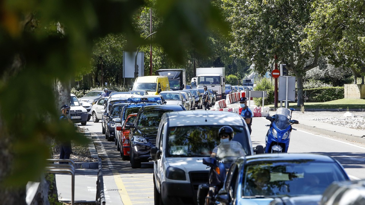 Hilera de coches en el Paseo de Zorrilla de Valladolid durante el pasado mes de julio. - J.M. LOSTAU