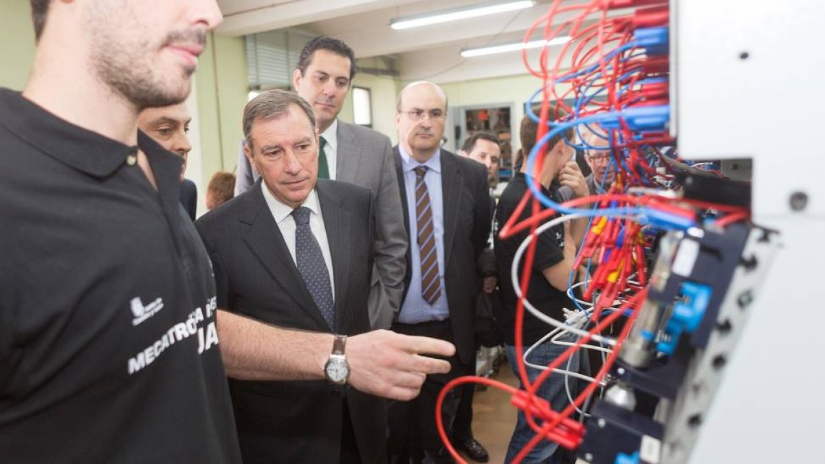 El consejero de Educación, Juan José Mateos, firma un convenio de colaboración con empresas de Zamora en materia de Formación Profesional Dual y visita el taller de Mecatrónica de la Universidad Laboral-Ical