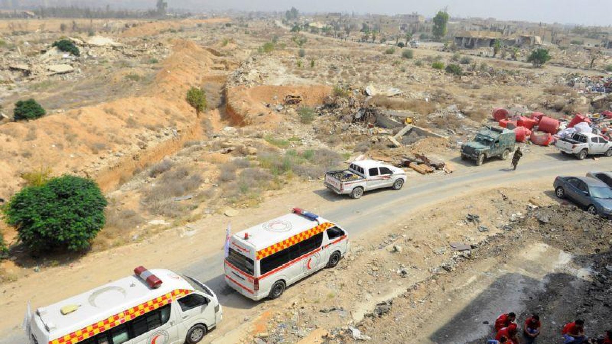 Convoy de evacuación de Daraya.-OMAR SANADIKI / REUTERS