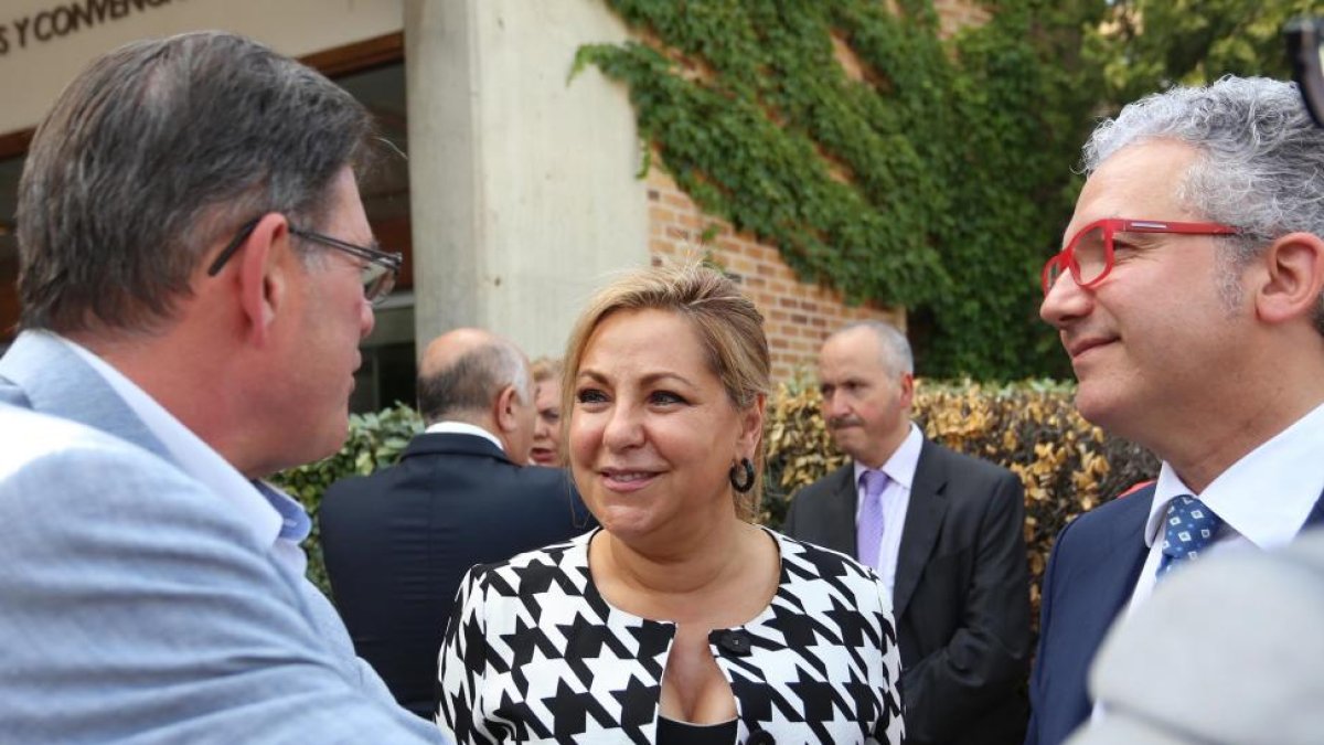 La vicepresidenta y consejera de Empleo, Rosa Valdeón, y el presidente de la FES, Pedro Palomo, antes de la entrega de los premios Cecale de Oro 2015 en Segovia-ICAL