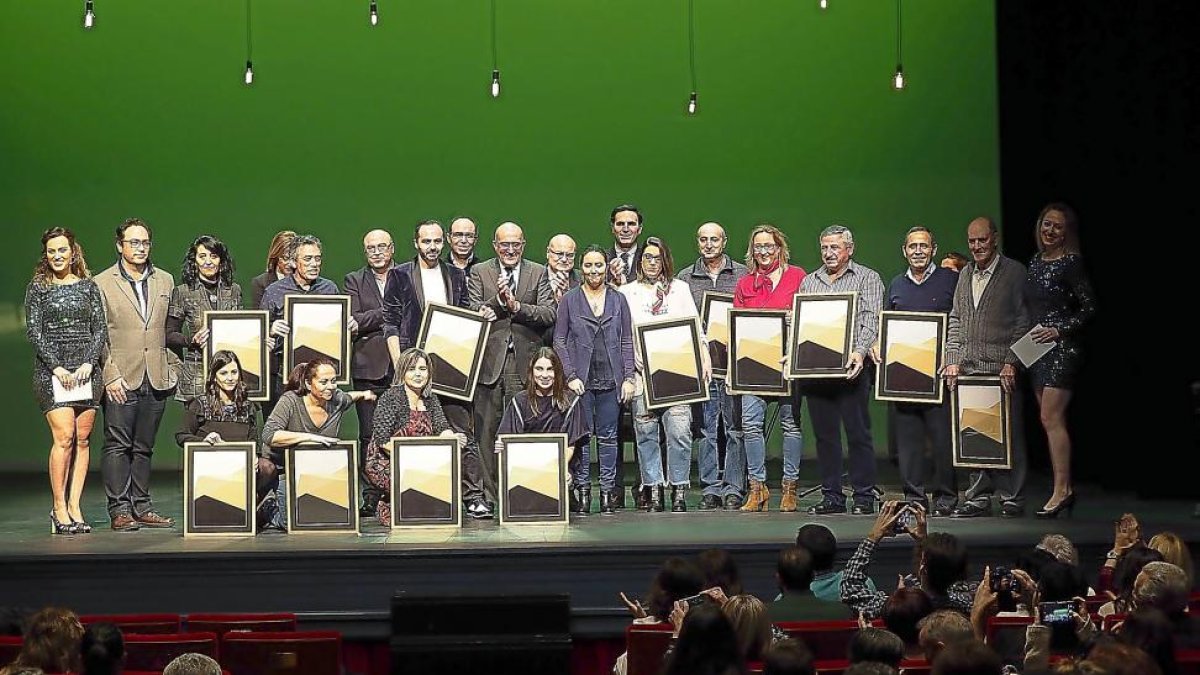 Los galardonados con los premios de teatro posan en la foto de familia con el presidente de la Diputación, Jesús Julio Carnero.-EM