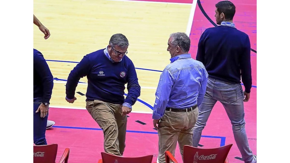 Paco García, enfadado, da una patada a una silla durante el duelo jugado ante el CBPrat en la fase regular.-M. A. SANTOS