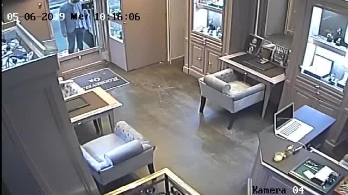 Las imágenes de la cámara de seguridad de la joyería.-