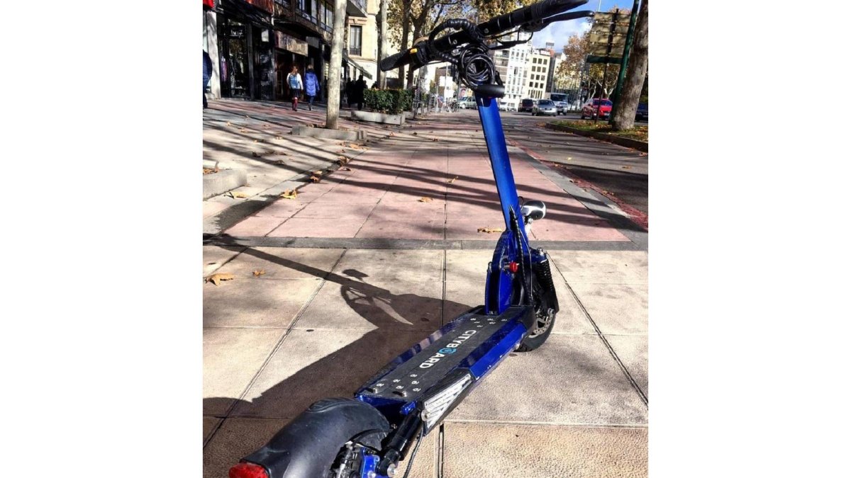 Patinete eléctrico en una imagen de archivo.- E. M.