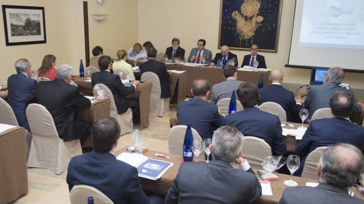 Celebración de la Junta general de Accionistas de Iberaval para aprobar las cuentas de 2014. El presidente, José Rolando Álvarez, realiza una valoración previa al encuentro y al finalizar la Junta general se enviará una nota de prensa detallando los conte-ICAL