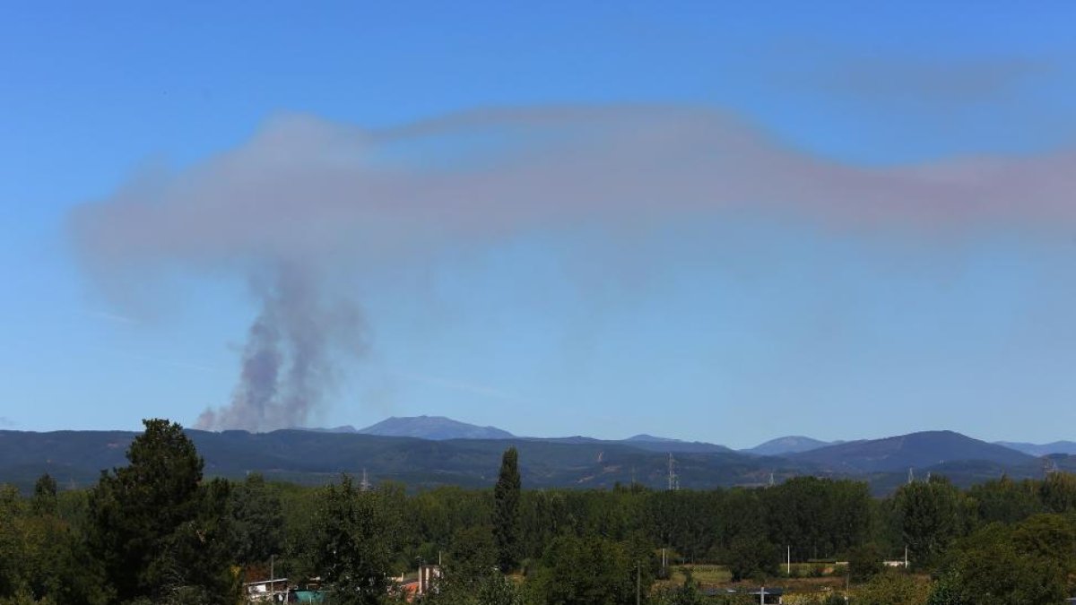 Nuevo incendio en la localidad de San Miguel de Langre (León).-ICAL