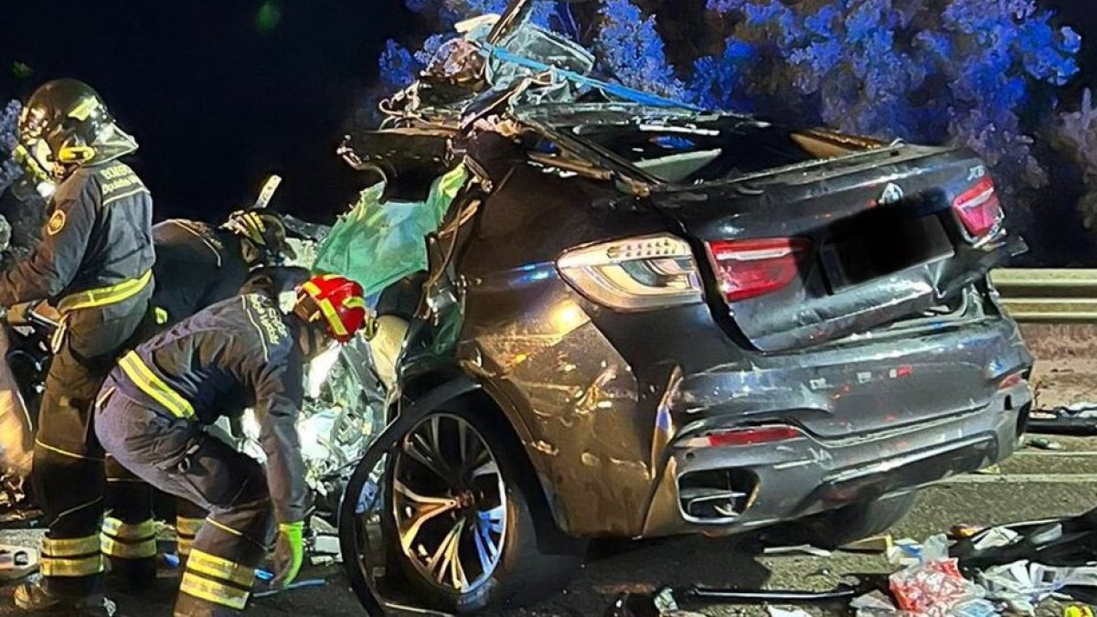 Estado en el que quedó el vehículo tras la colisión. BOMBEROS DIPUTACIÓN DE VALLADOLID