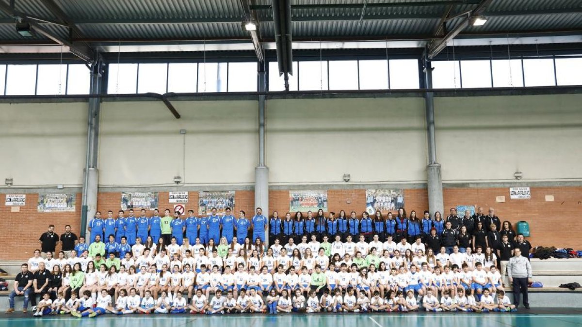 La gran familia del AulaValladolid, formada por jugadores, técnicos y directivos, posa en las instalaciones del Cristóbal Colón.-J. M. LOSTAU