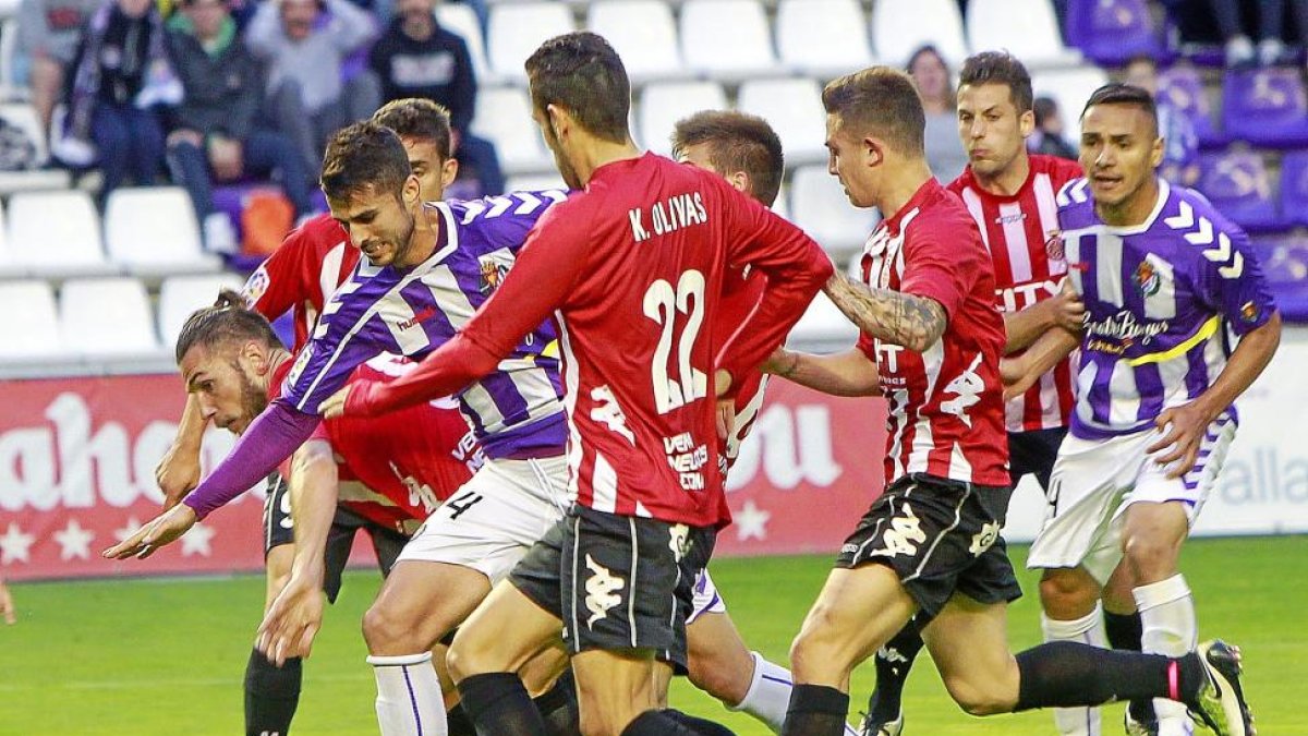 Juanpe intenta llevarse el balón ante la presencia de cinco jugadores del Girona, ayer en Zorrilla.-J. M. LOSTAU