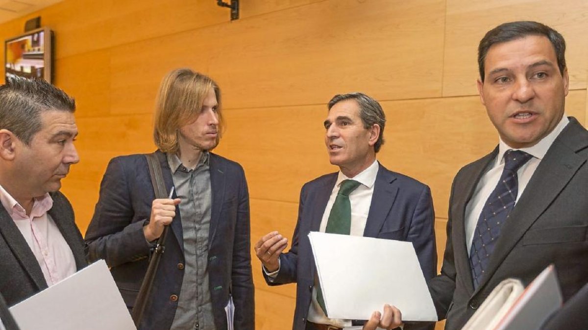 Juan José Sanz Vitorio, a la derecha, con Luis Mariano Santos y Pablo Fernández en una foto de archivo.-EM