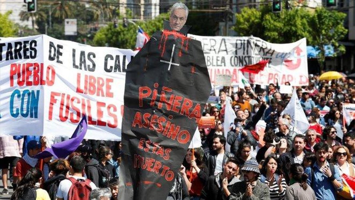 Manifestantes en la ciudad chilena de Valparaíso.-REUTERS / RODRIGO GARRIDO