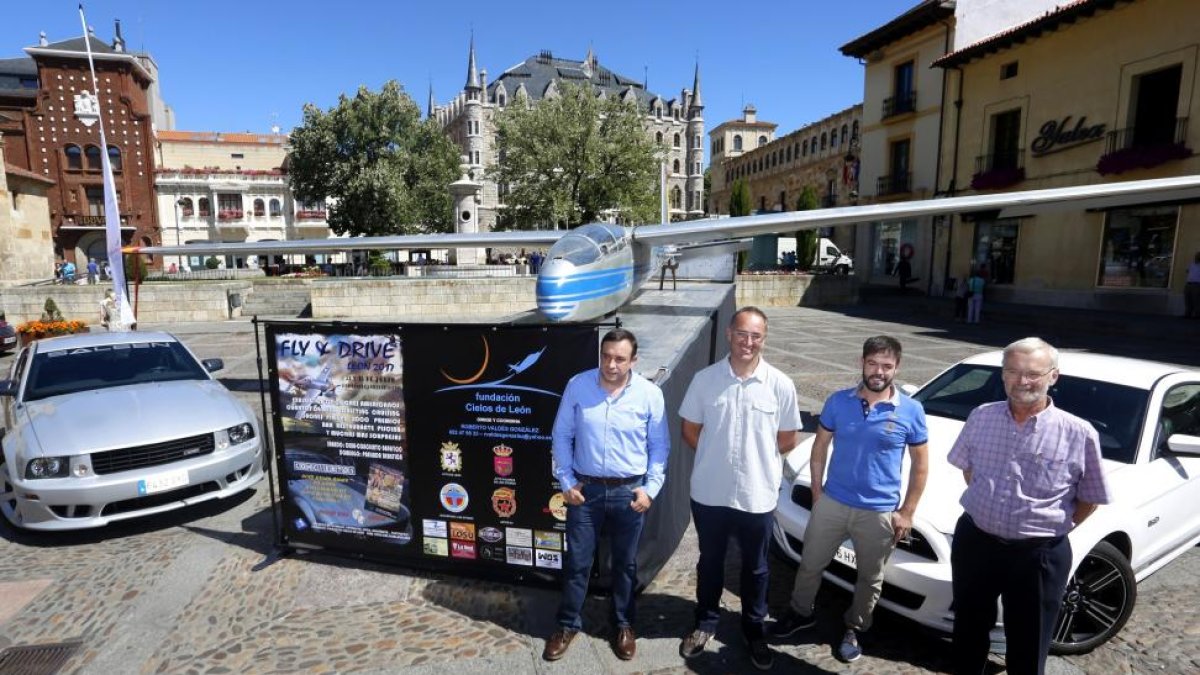 El director del festival Fly and Drive León 2017, Roberto Valdés (I) presenta el evento que se desarrollará los días 22 y 23 de julio en la capital leonesa y en el aeródromo de Pajares de los Oteros.-ICAL