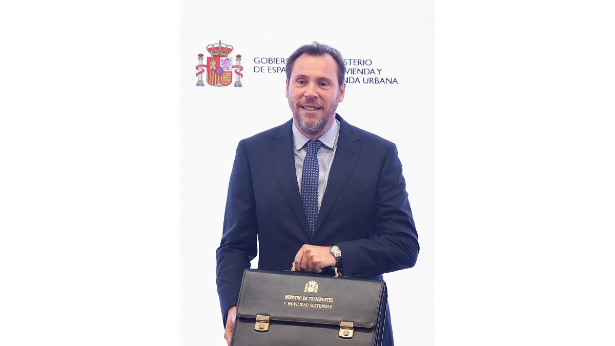 Óscar Puente recibe la cartera del Ministerio de Transportes de manos de la ministra saliente, Raquel Sánchez. ICAL