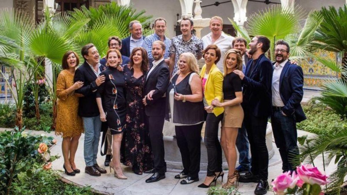 El reparto al completo de 'Allí abajo', durante una pausa del rodaje, este miércoles en Sevilla.-MANU TRILLO / ATRESMEDIA