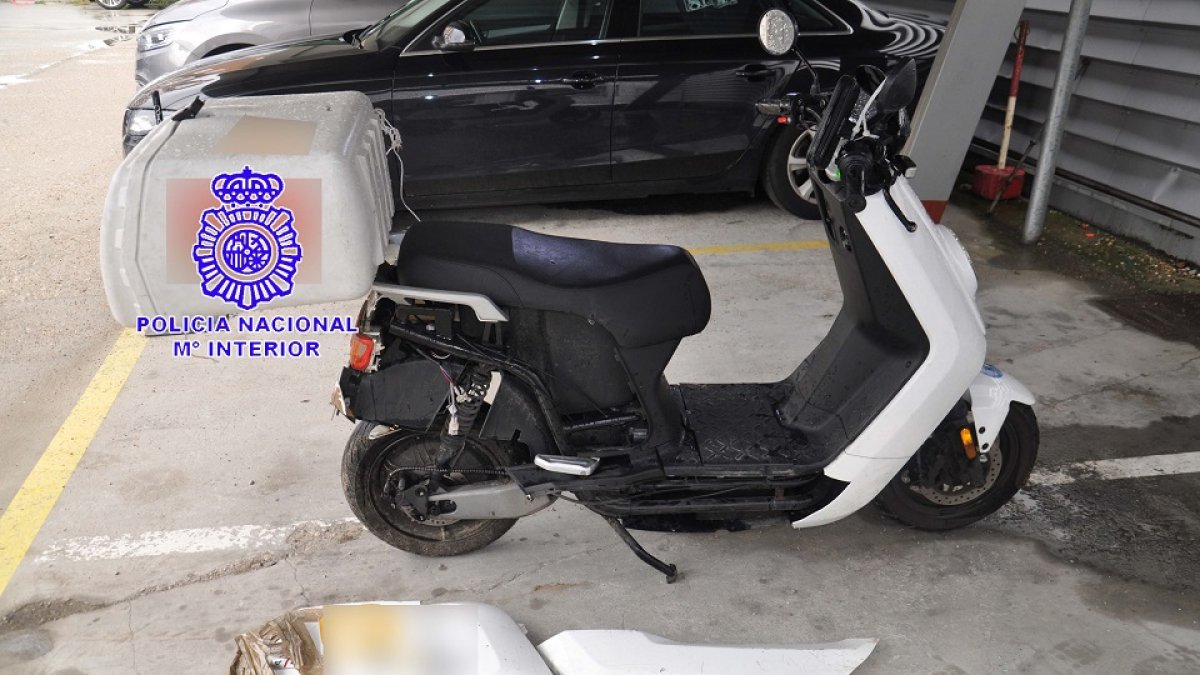 La Policía Nacional recupera un ciclomotor sustraído en el camino de Palomares y detiene a un individuo por su presunta implicación en los hechos.- ICAL