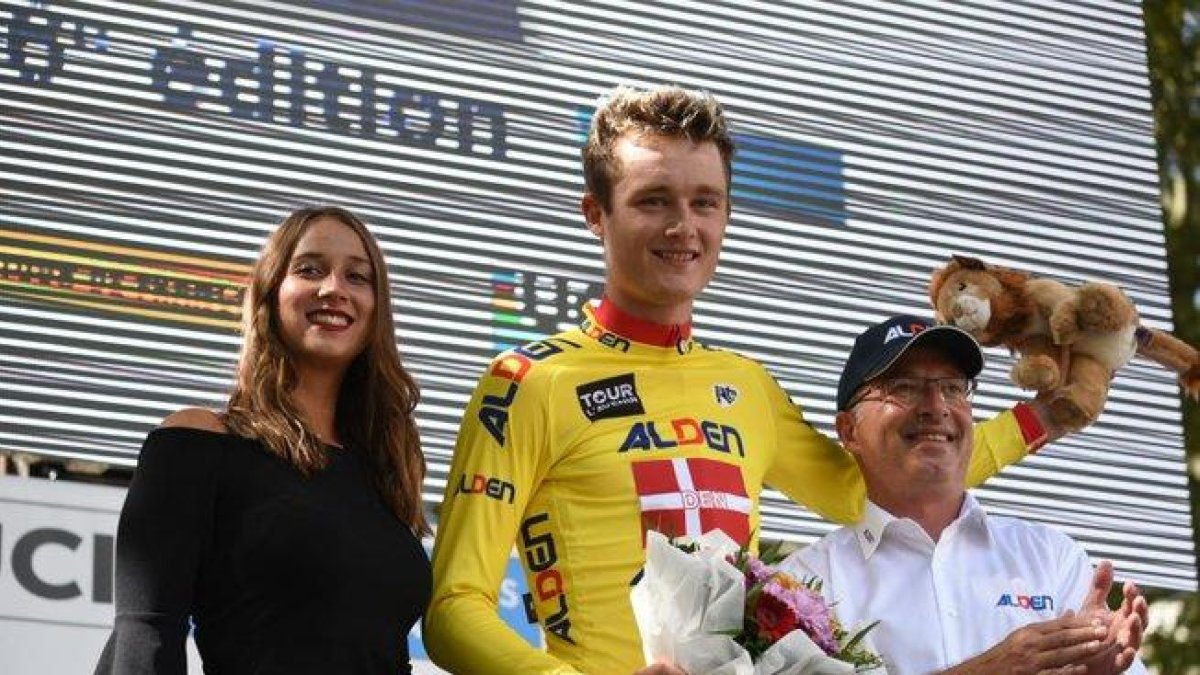 Mathias Norsgaard, en el podio del Tour del Porvenir.-MOVISTAR TEAM