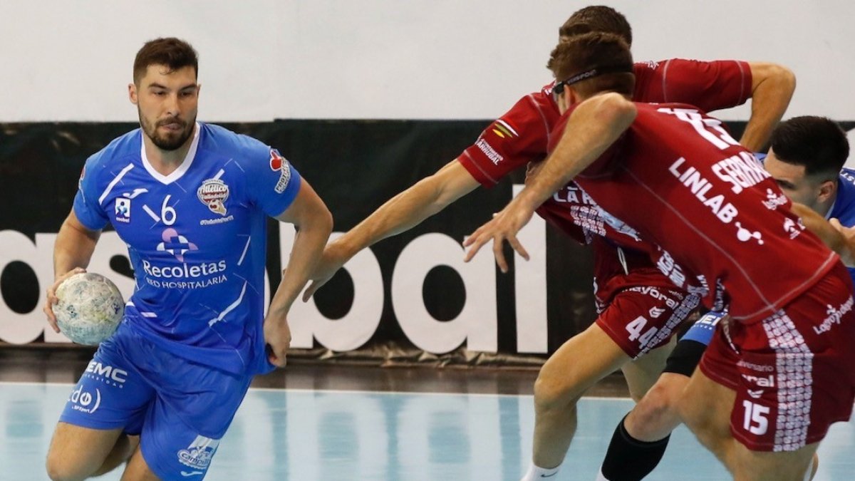 Borja Méndez, con el balón.