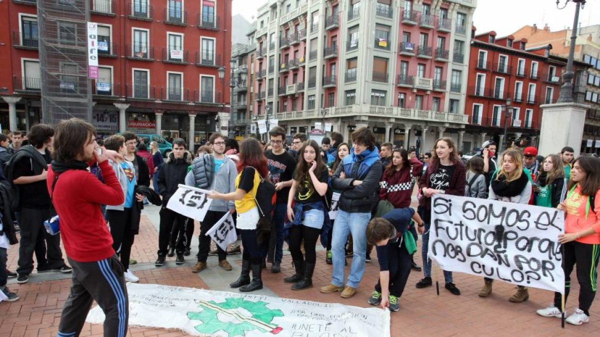 Centenares de estudiantes participan en una movilización en Valladolid contra el decreto 3+2 de grados de la universidad pública-Ical