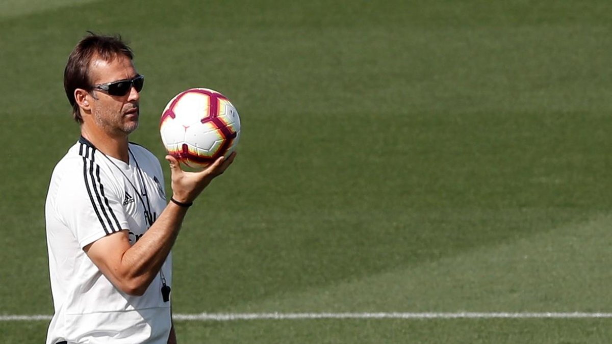Julen Lopetegui, tecnico del Real Madrid, durante el entrenamiento del equipo este sábado en Valdebebas.-CHEMA MOYA (EFE)