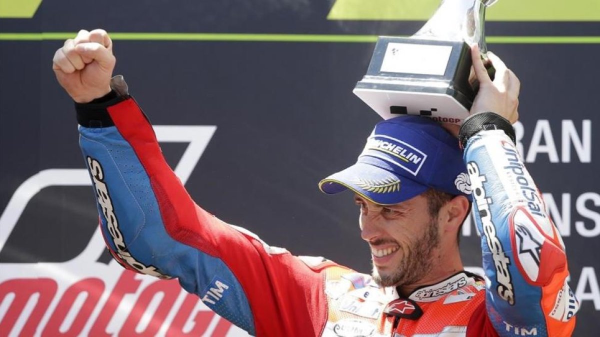 El italiano Andrea Dovizioso (Ducati) celebra su triunfo en Montmeló.-AP / MANU FERNÁNDEZ