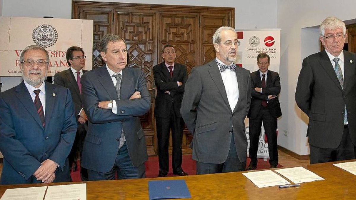 El consejero de Educación, Juan José Mateos y los rectores de las Universidades de Salamanca y León, Daniel Hernández Ruipérez y José Ángel Hermida, junto al rector de la Universidad de Valladolid, Marcos Sacristán-David Arranz