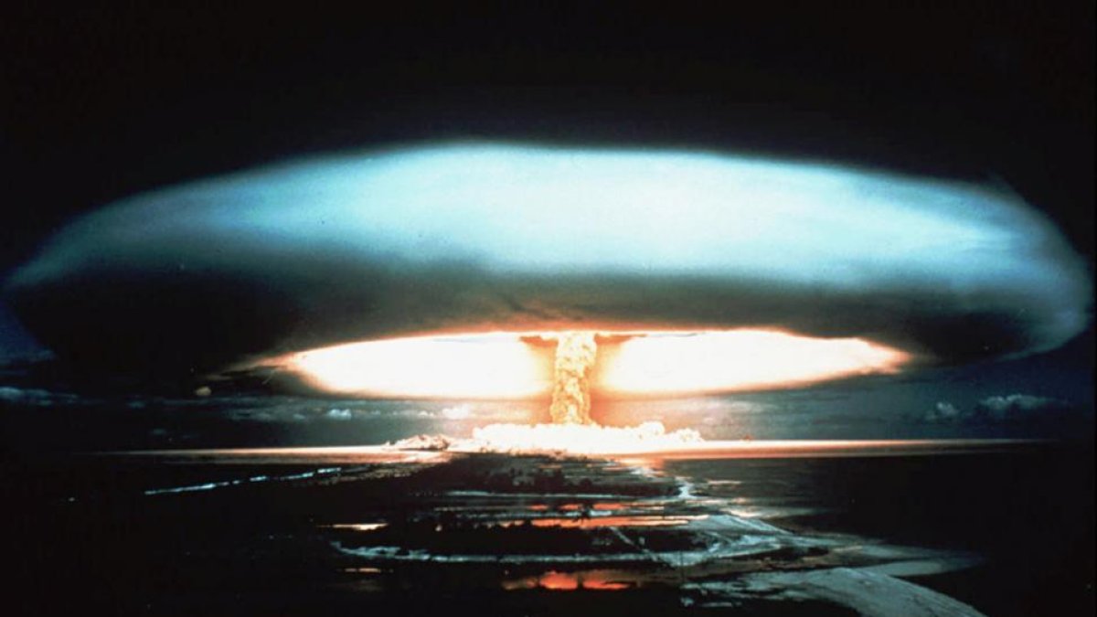 Bomba nuclear detonada en el atolón de Mururoa, en la Polinesia francesa, en 1971.-AP