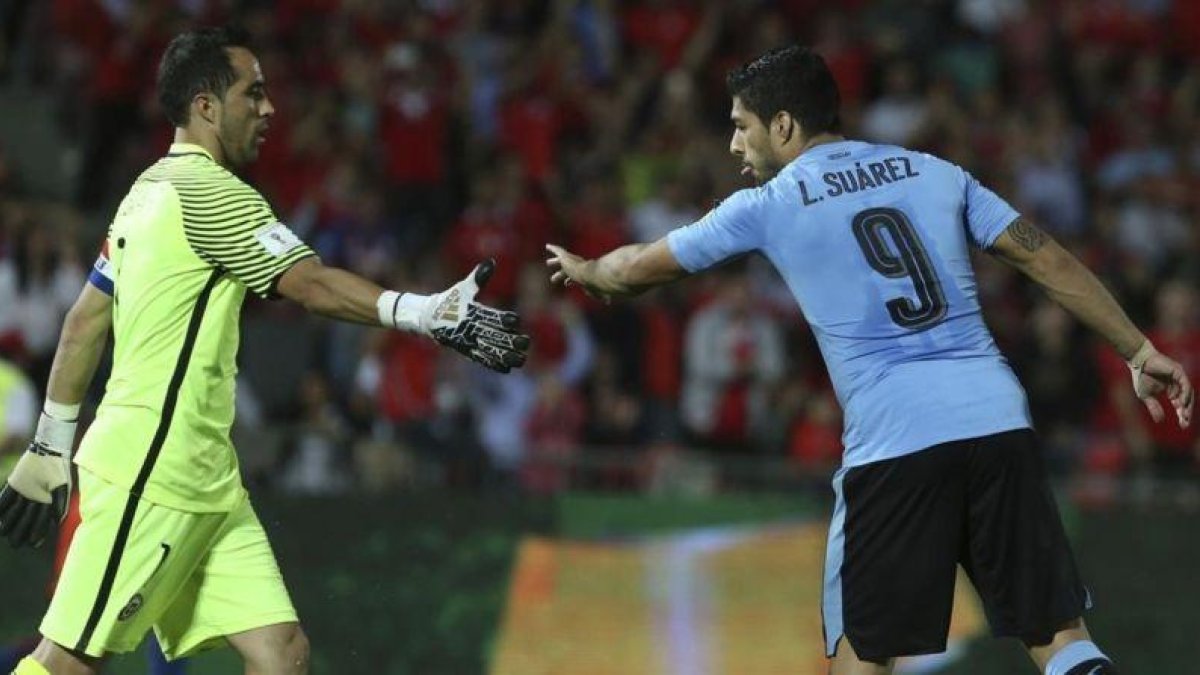 Luis Suárez felicita a Claudio Bravo después de que el meta le haya parado un penalti en el Chile-Uruguay.-ESTEBAN FÉLIX