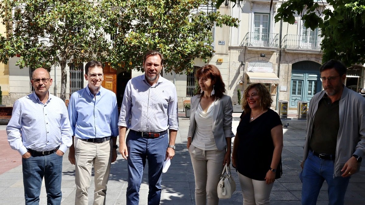 Puente con parte del los concejales del Grupo Socialista.-E. M.