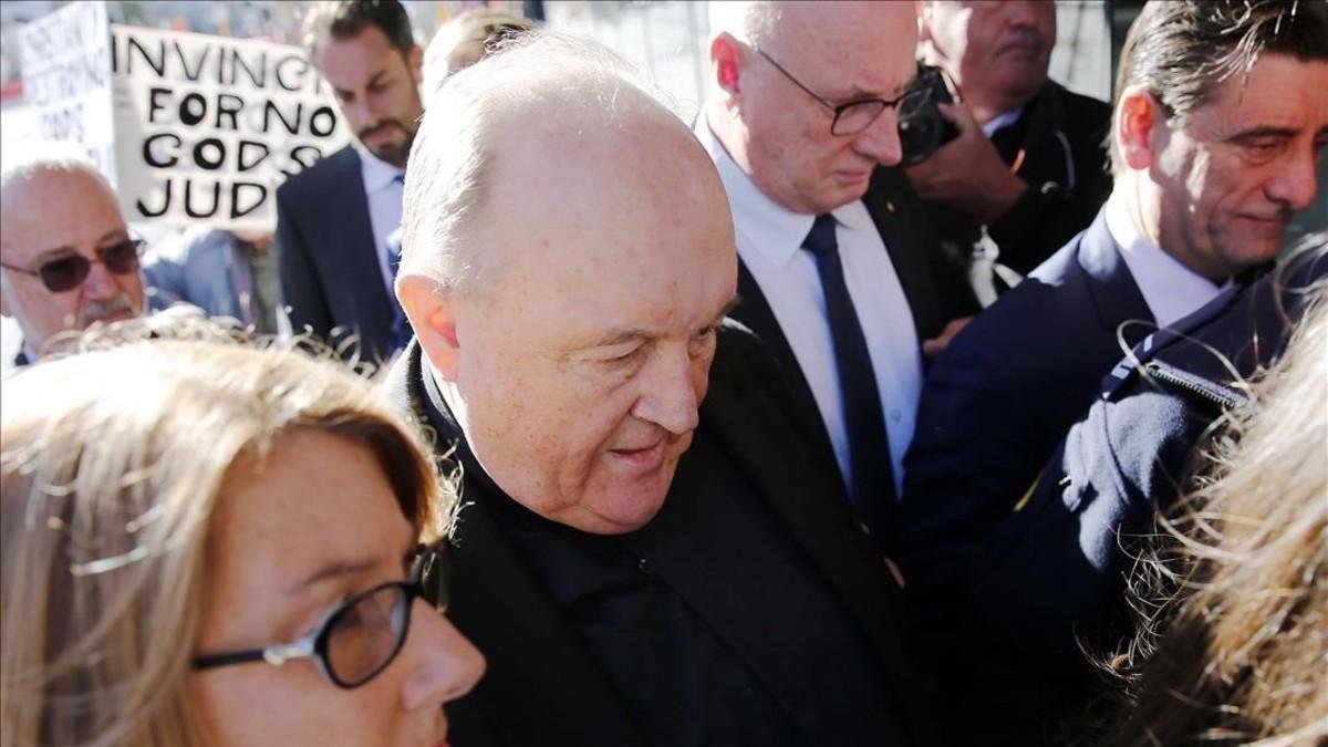 El exarzibispo Philip Wilson al llegar al Tribunal de Newcastel. /-DARREN PATEMAN (EFE)