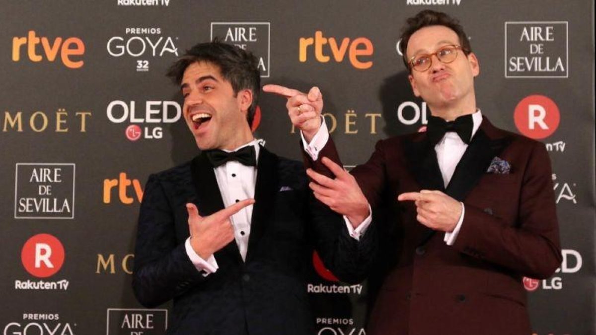 Ernesto Sevilla y Joaquín Reyes, prsentadores de la gala, en la alfombra roja de los Goya.-JUAN MANUEL PRATS