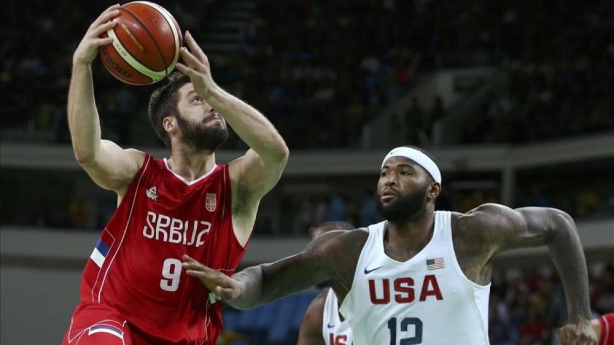 Markovic, de Serbia, intenta anotar en presencia de Demarcus Cousins-MARKO DJURICA / REUTERS